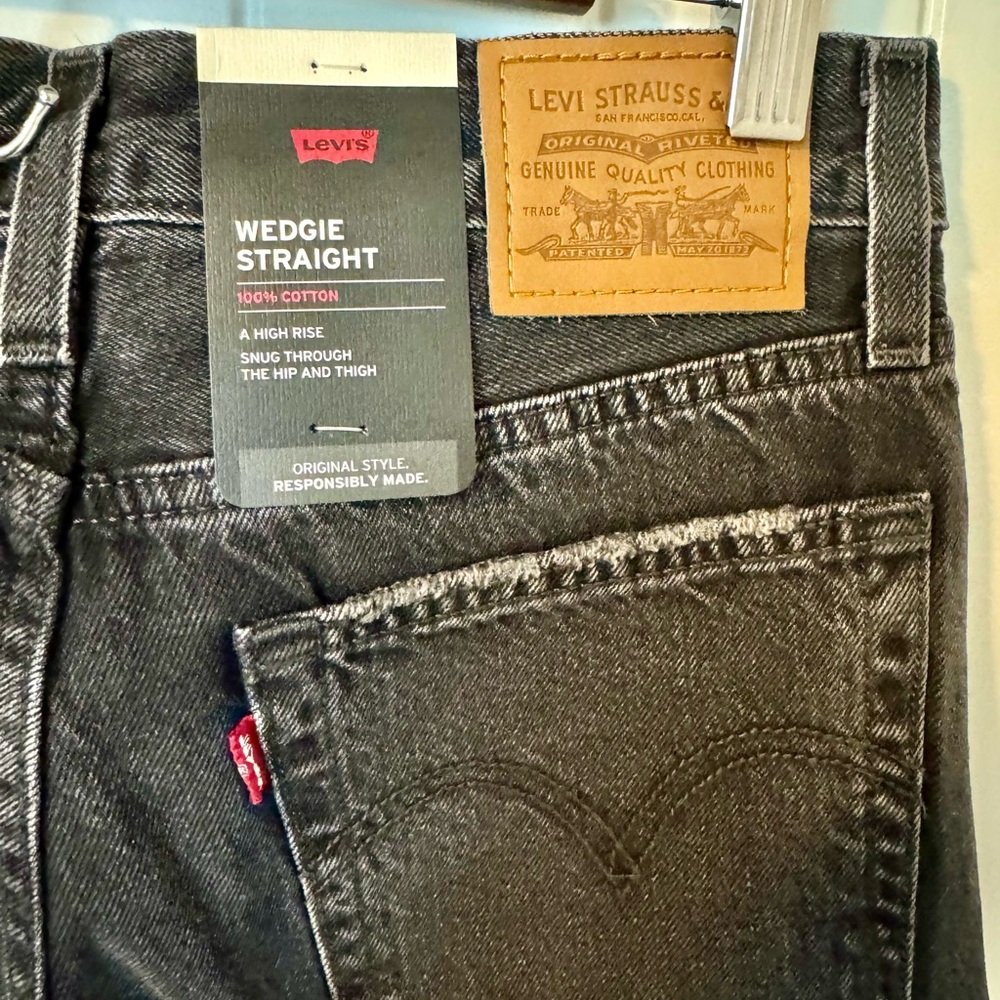 NEW Levi's Wedgie Straight High Waisted Jeans, distressed black